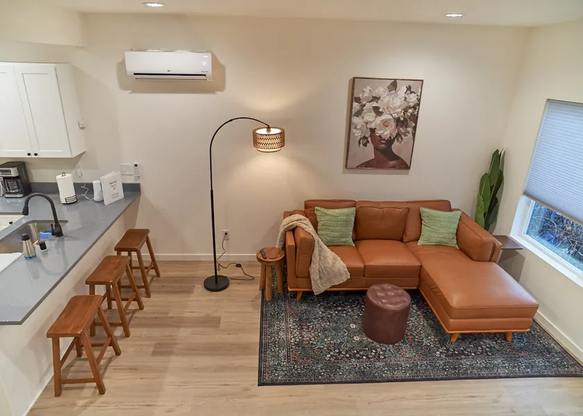 Conveniently Located~Townhouse~King Bed~Dogs OK - Image 1
