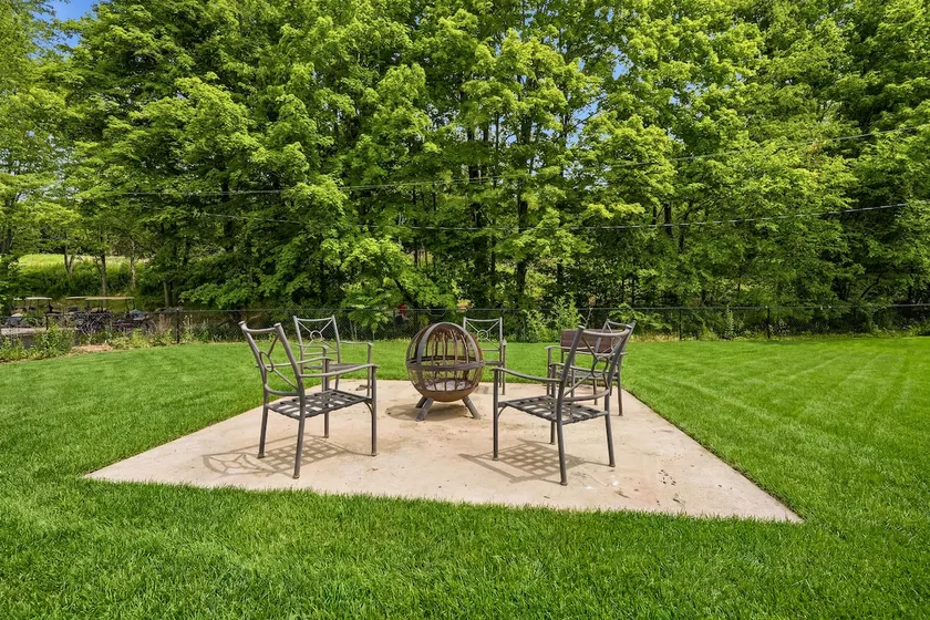Peaceful Lakeside Studio | Fast WiFi & Great WFH - Image 1