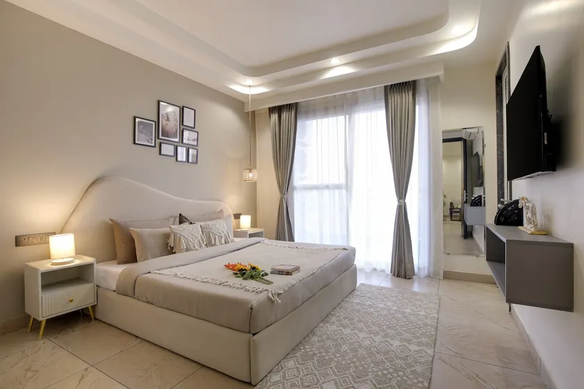 Stylish Luxury 1BHK w/ Balcony | Prime DLF Phase 3 - Image 1