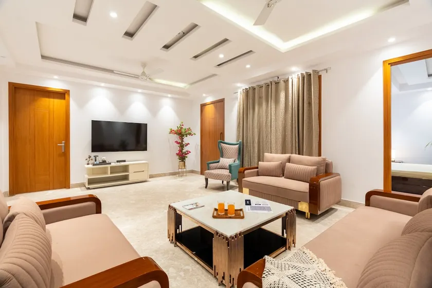 Homlee-Vasant Kunj-4BHK-Luxurious-20 Min Airport - Image 1