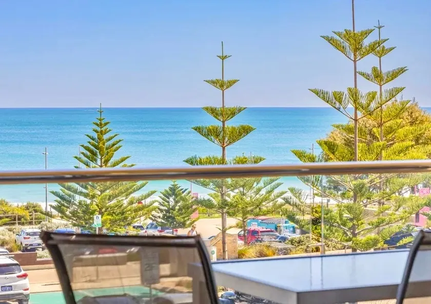 Beachfront Getaway • 180° Oceanview • 1m to cafés - Image 1