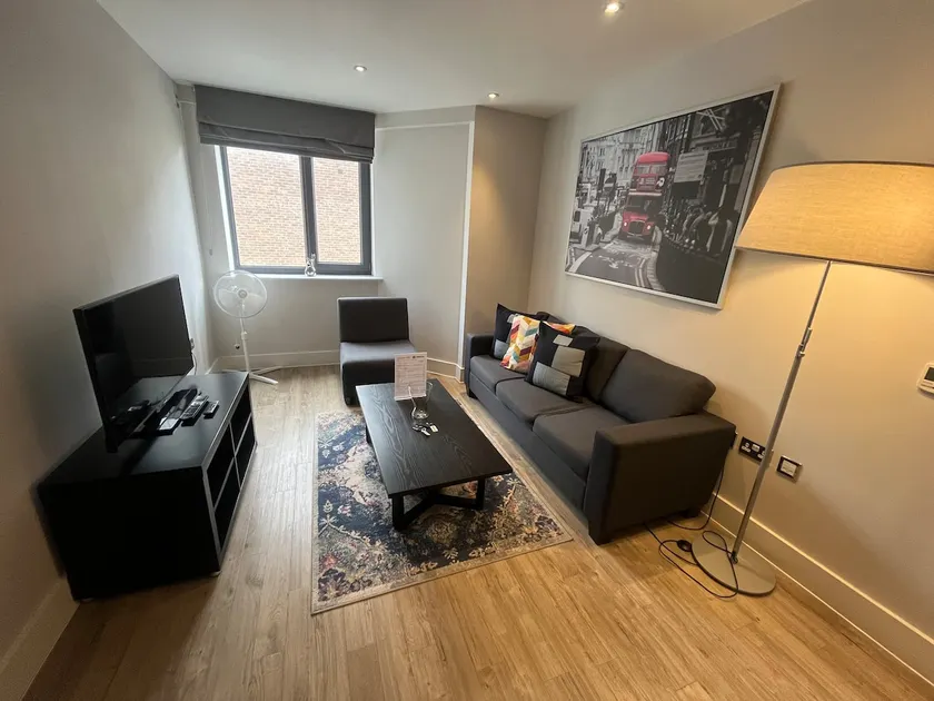Remarkable 1-bed Apartment in the Heart of Ealing - Image 1