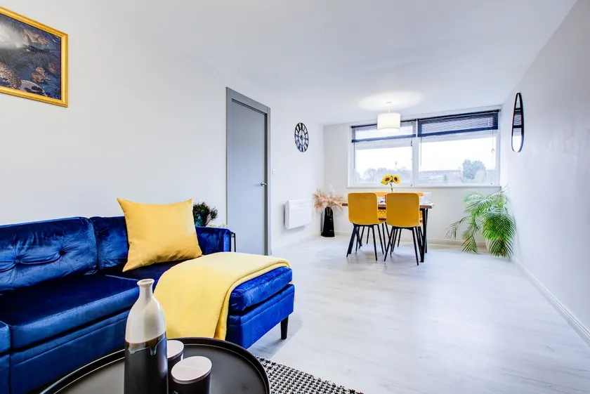 Modern 2 Bed in High Wycombe by ARP Homes, Ideal for Families or Business, Free Parking - Image 1