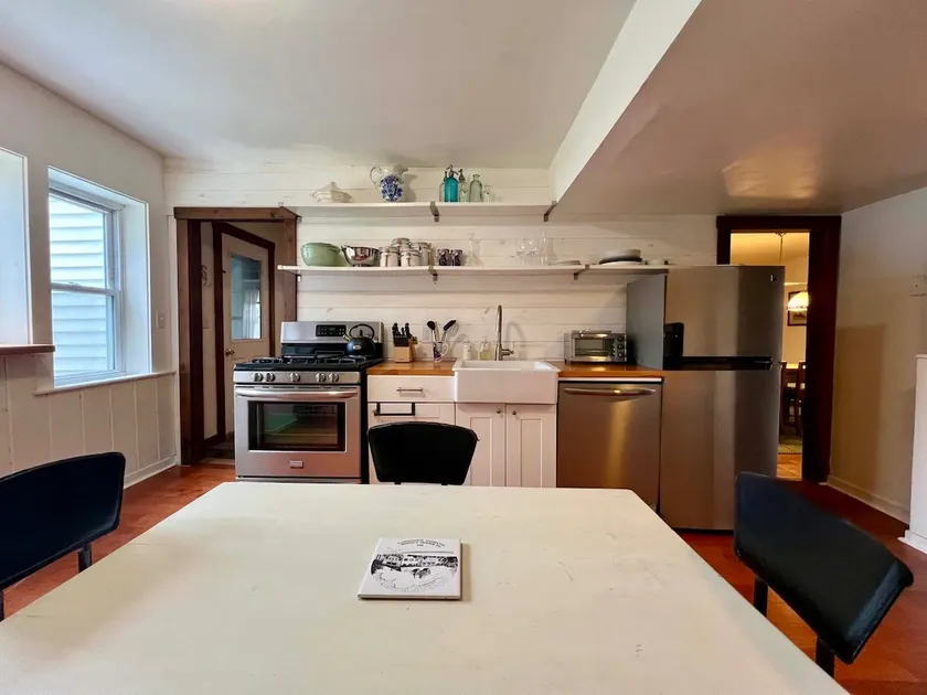 Charming duplex townhouse with modern amenities - Image 1