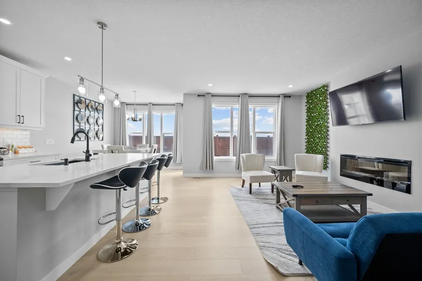 4 Bed | Min to Airport | Garage | Game Room - Image 1