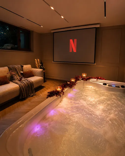 Romantic Hot Tub, Home Cinema, and Secret Room - Image 1