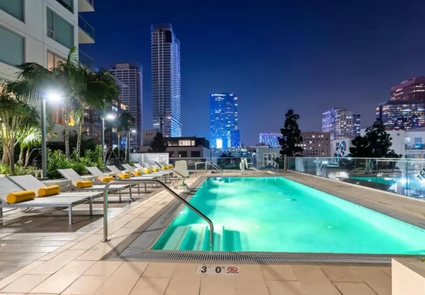 Lux King Bed w Pool/Jacuzzi/Rooftop/Gym/Parikng - Image 1
