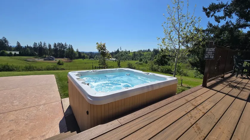 Countryside home with hot tub, Close to UO & town - Image 1