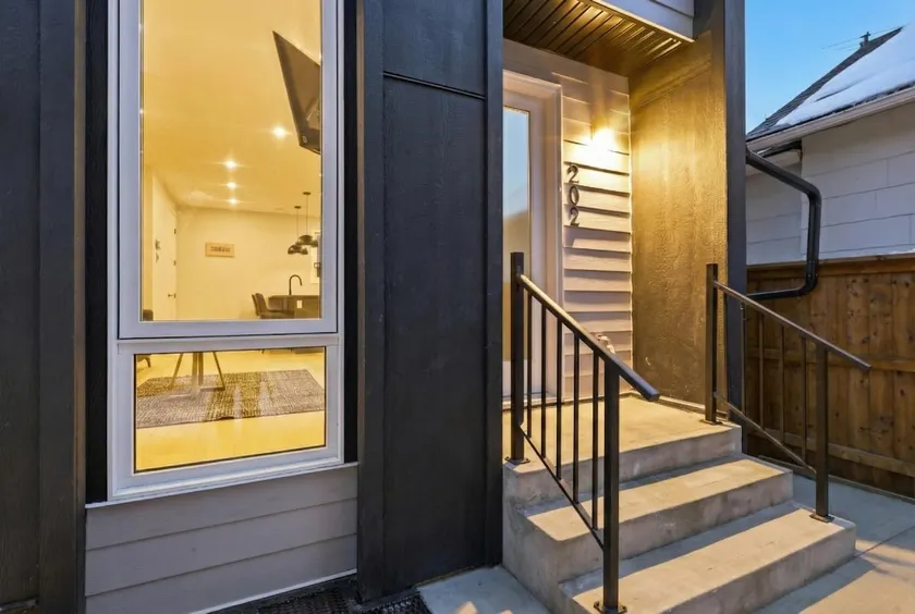10 Minutes To Downtown 3 Bed 2.5 Bath Town House - Image 1