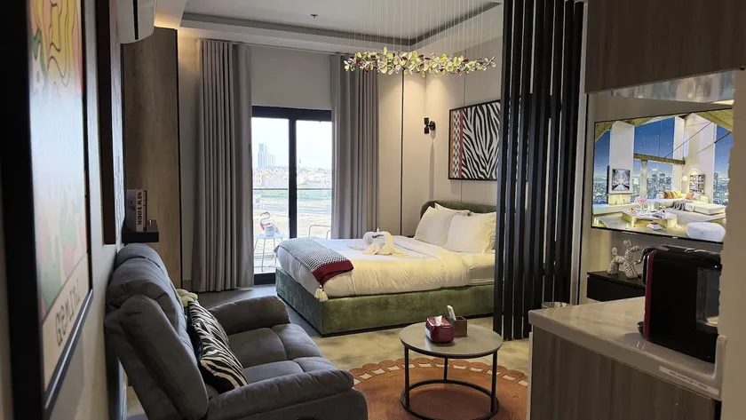 Luxury studio with a balcony overlooking Prince Sultan Street - Image 1