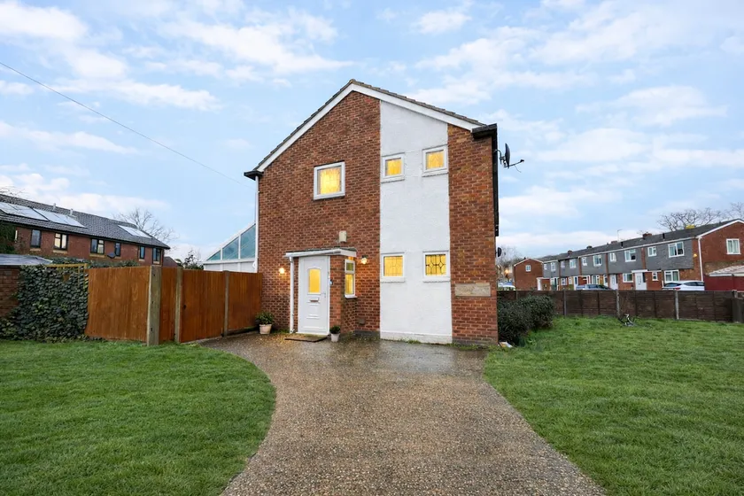 3 Bed Home, Parking For 3 & Close to M4 - Image 1
