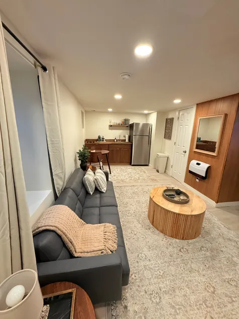 Modern Pet -Friendly Retreat Near Hofstra - Image 1