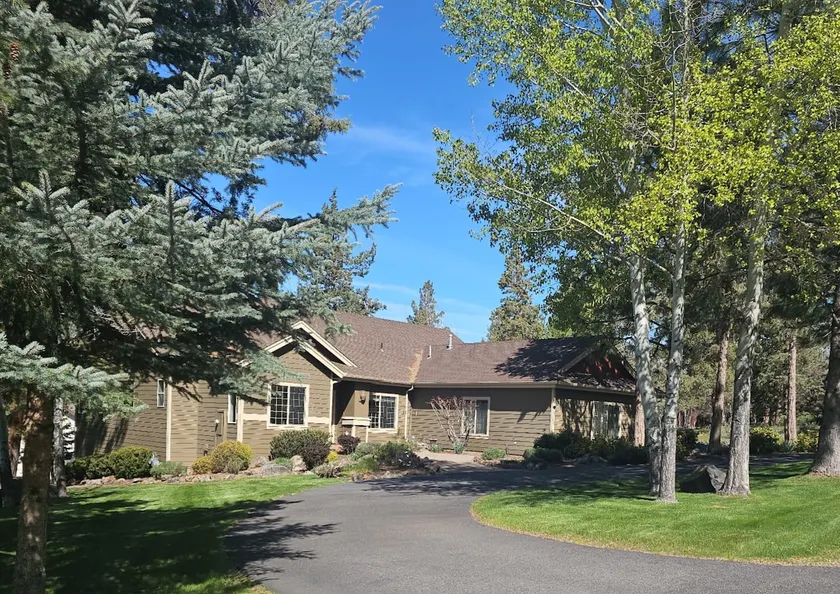 Tipsy Turtle | RunningY | Crater Lake | Sleeps 12 - Image 1