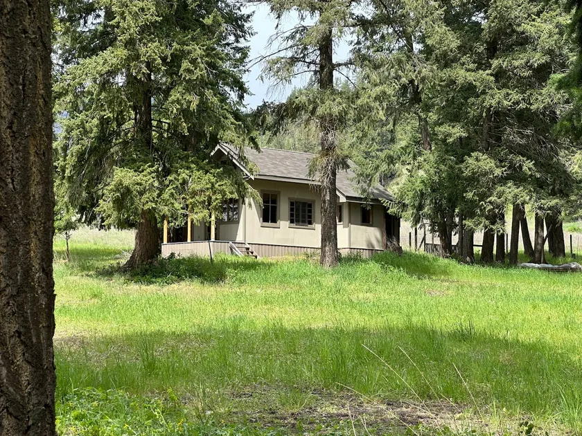Rustic cabin at Philips Lake - Image 1