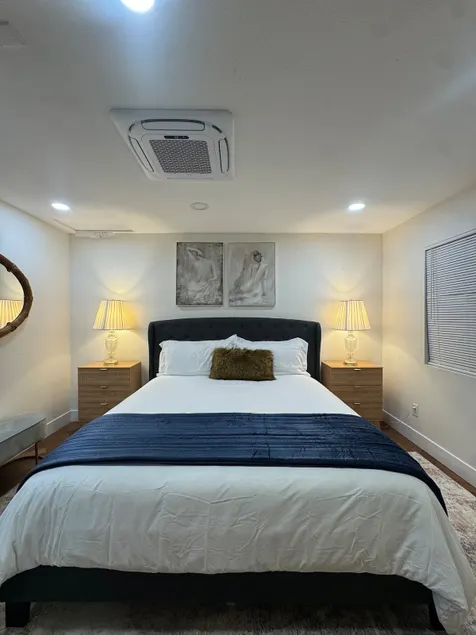 Luxury CalKing master bedroom Apartment - Image 1