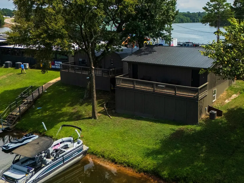 The Family-Friendly Lakeside Cabin # 4 - Image 1