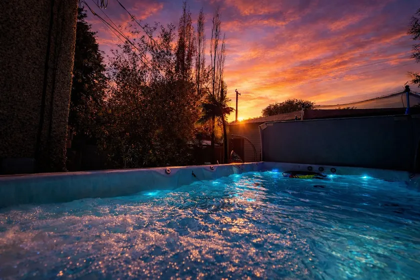 Urban Oasis - with 16ft Swim Spa - Heated Hot Tub & Pool - Image 1