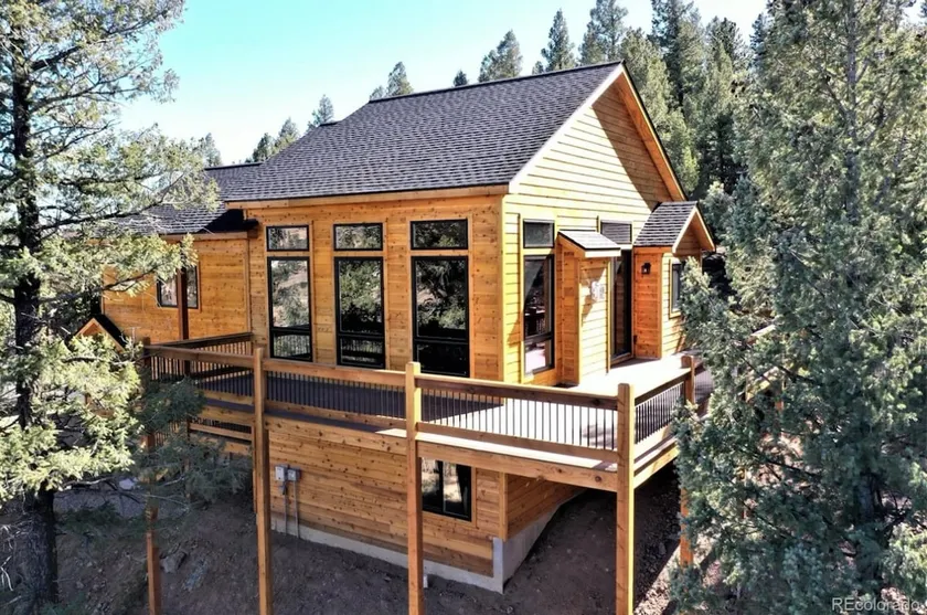 Summit Home: Modern mountain retreat with hot tub - Image 1