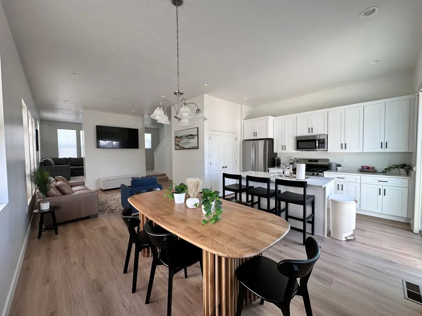 * New * relaxing townhouse in convenient location - Image 1