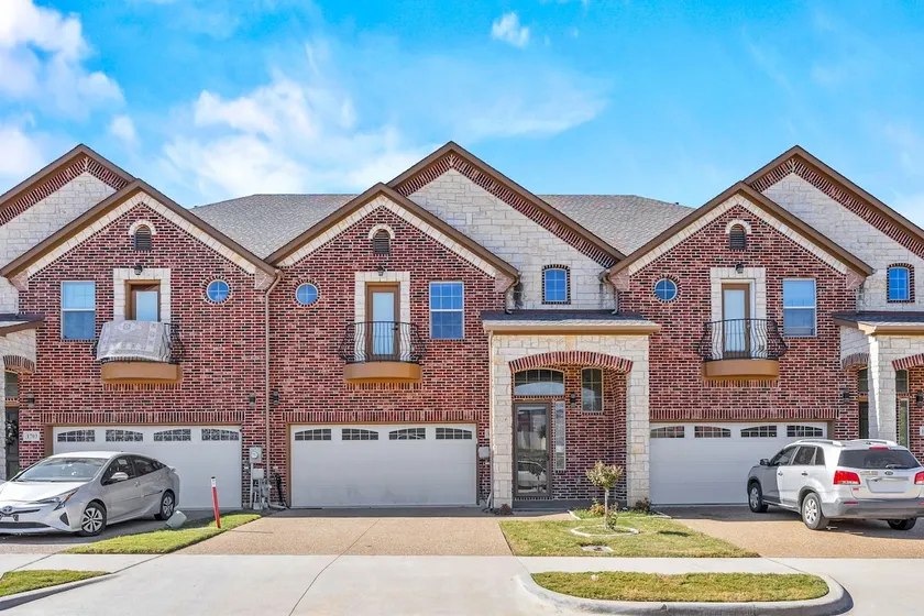 Lake view townhouse in Irving. Modern 4BR, 5 beds - Image 1
