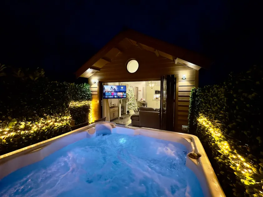 Luxury Country Lodge with Hot Tub & Log Burner - Image 1