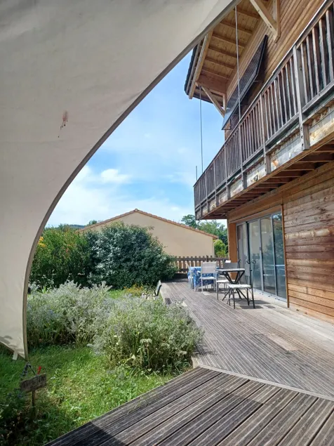 Exceptional wooden apartment, unobstructed south view - Image 1
