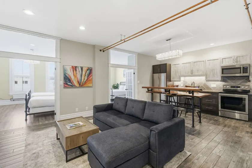 The Oak Suite in Downtown Collingwood - Image 1