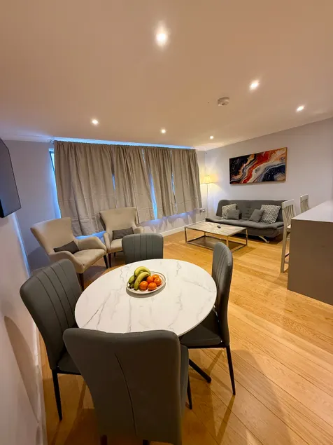 Perfect Getaway in Vibrant Neighbourhood - Image 1