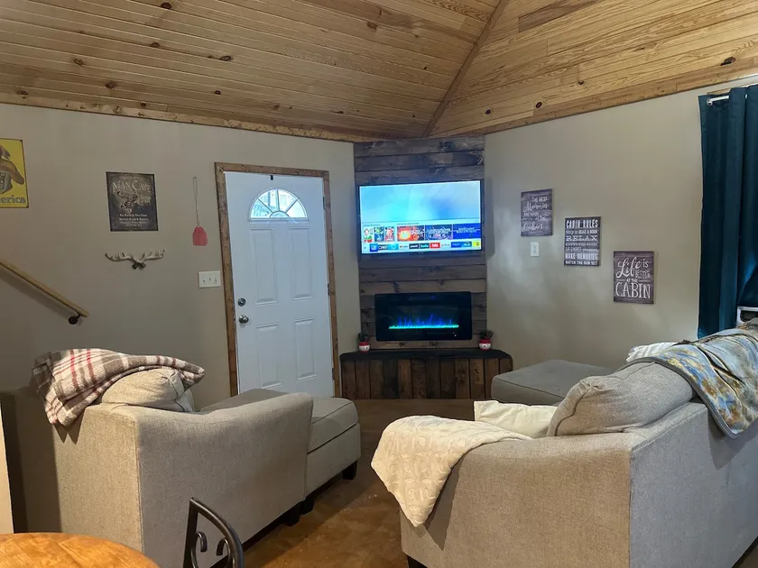 Cozy Cabin in the woods - Image 1