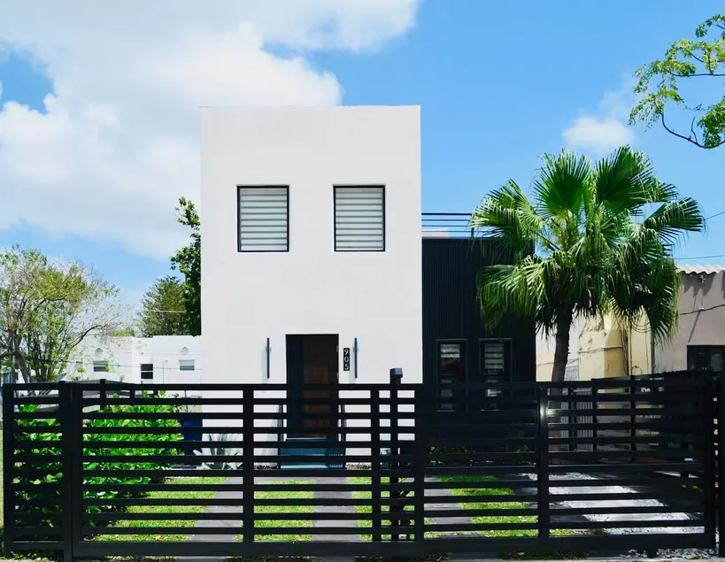 Modern 3BR Home Sleeps 8 Near Calle 8 Fast WiFi - Image 1