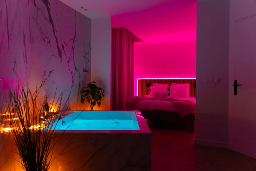 Pink Eden• Jacuzzi Suite Luxury• Escapade Romantique - Image 1