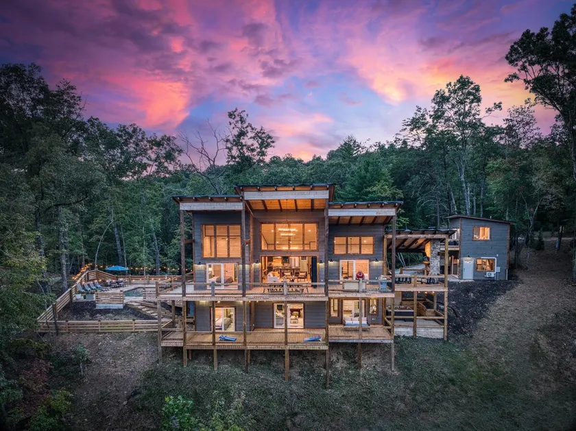 Luxury Retreat: Heated Pool, Spa, Games, Sleeps 16 - Image 1