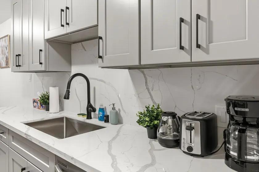 Mid-term Rental (BLD) | Upgraded 2B +HVAC+Parking - Image 1