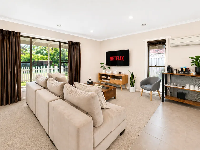 Spacious Home BBQ Spa Garden Close to Shops - Image 1