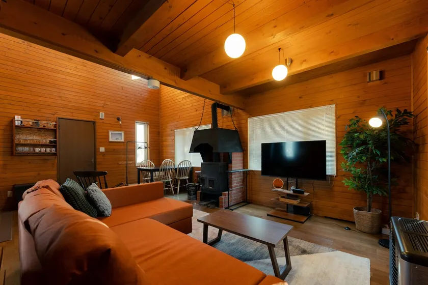 [Entire building] Wood-burning stove and loft in a warm wooden lodge | Apprentice Town | Maximum 4 guests - Image 1