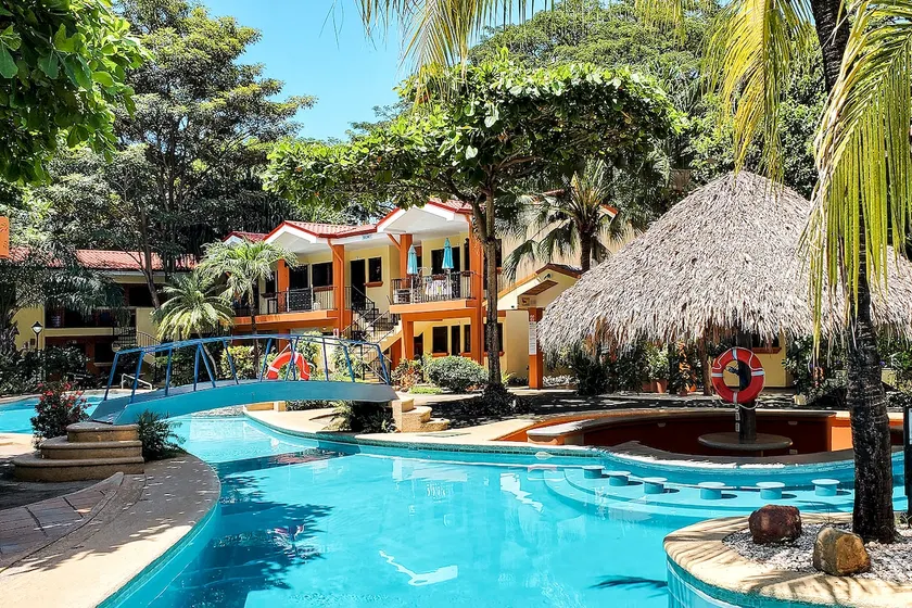 Stylish Corner Apartment with Patio near the Beach - Image 1