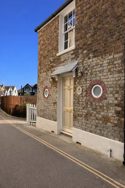 EightBells - Cosy Cottage by the Sea - Image 1