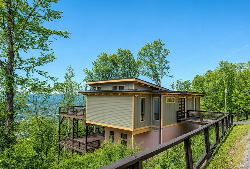3BR Home with Long Range Mountain Views - Image 1