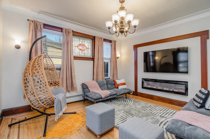 ​Charming & Spacious Retreat | 3BR, Parking for 2! - Image 1