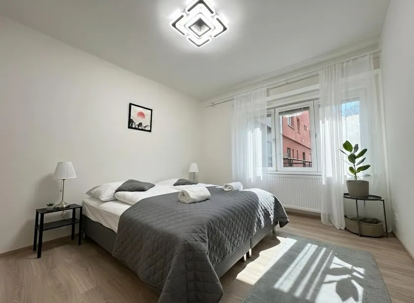 Spacious 3BR Apartment near Metro - Image 1