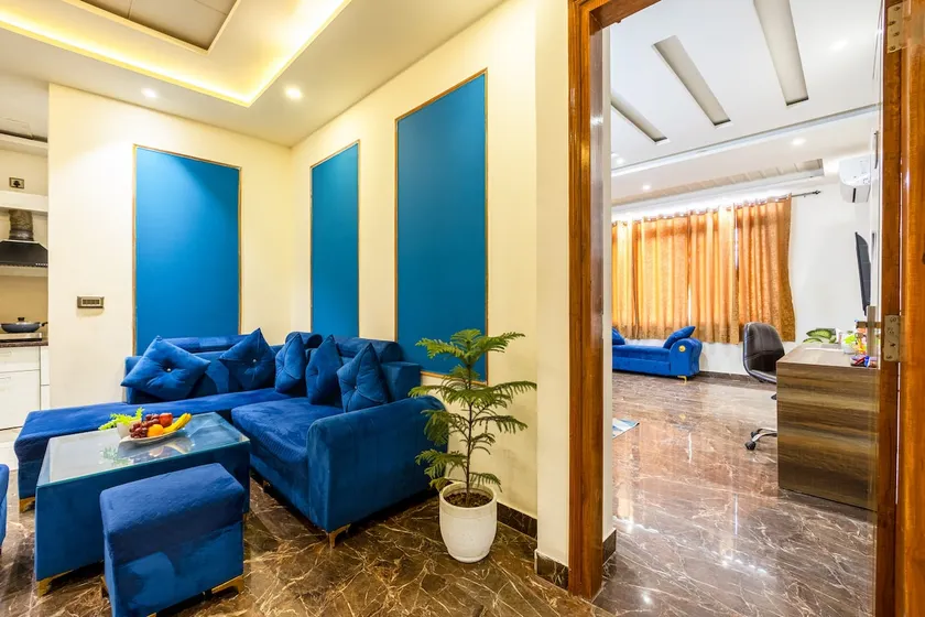 Bright & Cozy 2BHK • Golf Course Rd - Image 1
