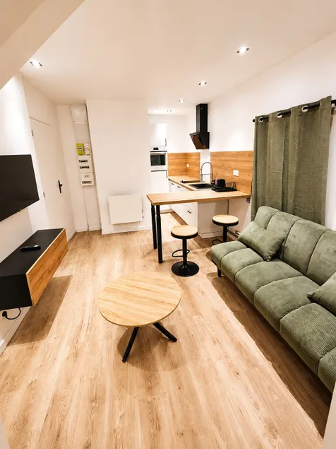 Le York – Comfort, Convenience & A/C in the Heart of Vic - Image 1