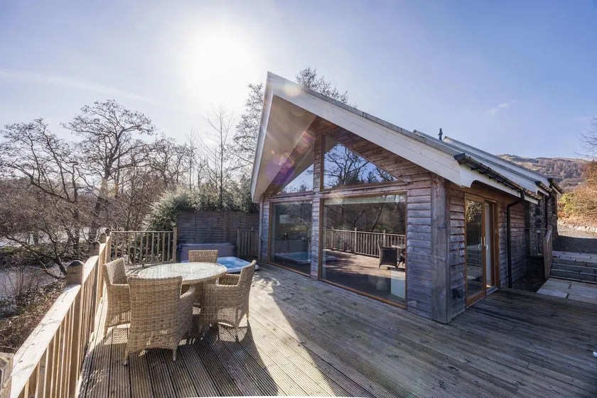 Riverbank- Glass-Fronted Riverside Stay -Hot Tub - Image 1