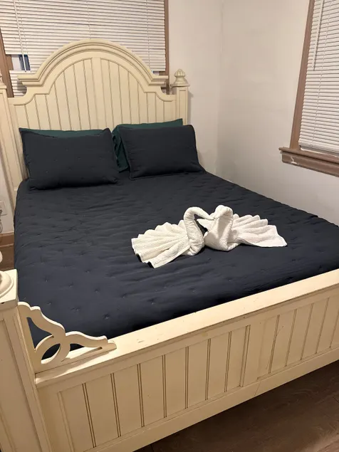Spacious 420 friendly king bed - Image 1