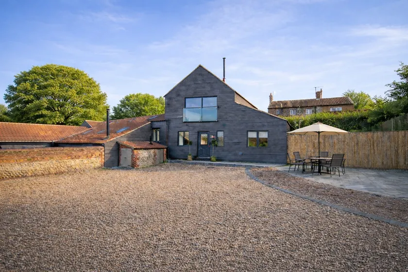 Amazing barn, hot tub, 10 min drive from the beach - Image 1