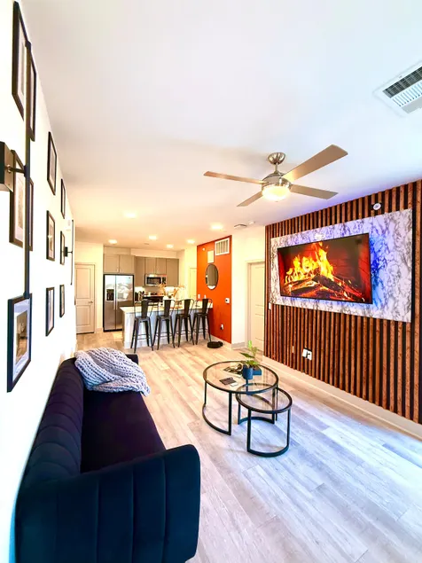 Luxury Apartment Conroe Downtown - Image 1