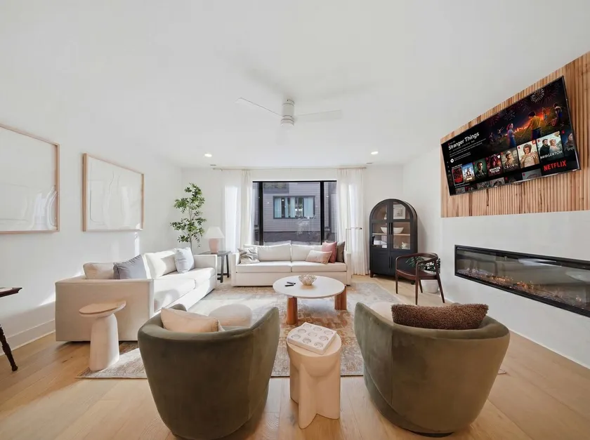 Upscale townhouse with exclusive rooftop hot tub - Image 1