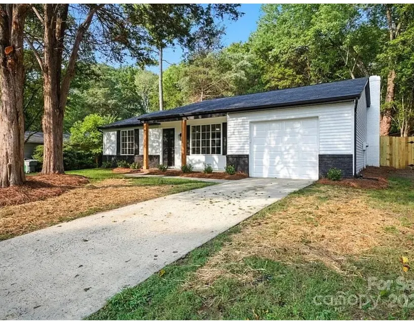 Ballantyne 3BR House, PrivateYard, Work Desk & 1 Gig Wi-Fi - Image 1