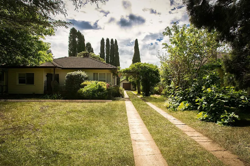 Stylish Renovated Cottage | Walk to Town - Image 1