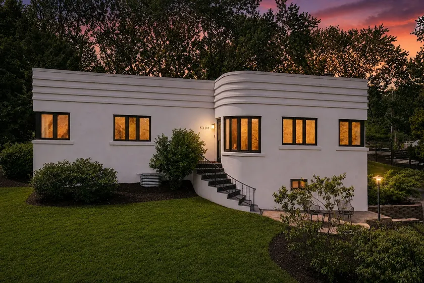 Retro Retreat: Central on 1 Acre! Unique & Large - Image 1